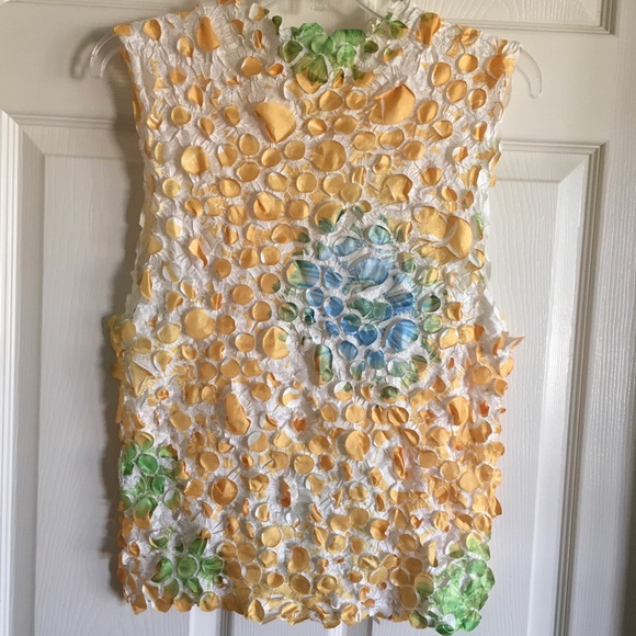 Sleeveless color trend top with fun artistic flare - Picture 5 of 10